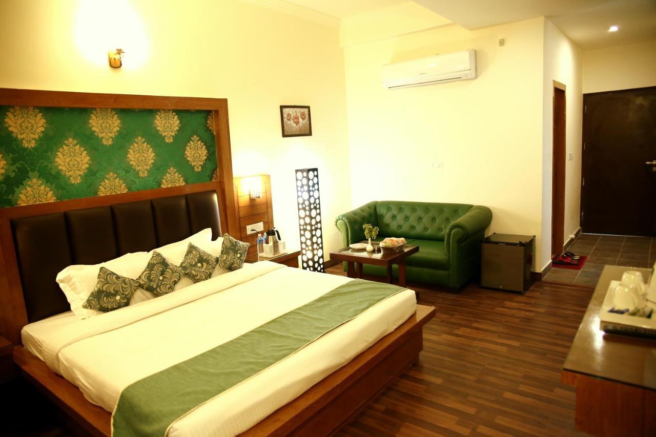 Hotel Grand Sharan คาตรา ภายนอก รูปภาพ
